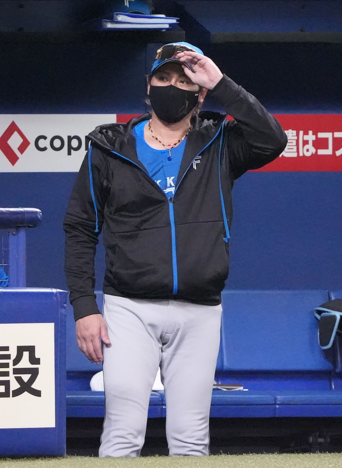 中日対日本ハム　試合終了、中日ベンチに向かってあいさつをする新庄監督（撮影・森本幸一）
