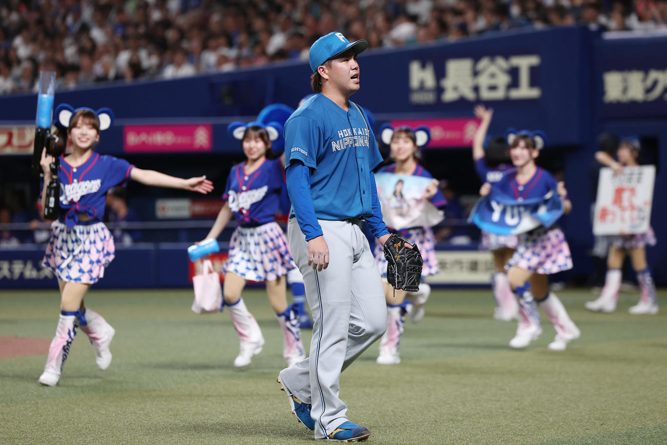 中日対日本ハム　3回裏を投げ終え、悔しそうにベンチへ戻る日本ハム金村（撮影・前田充）