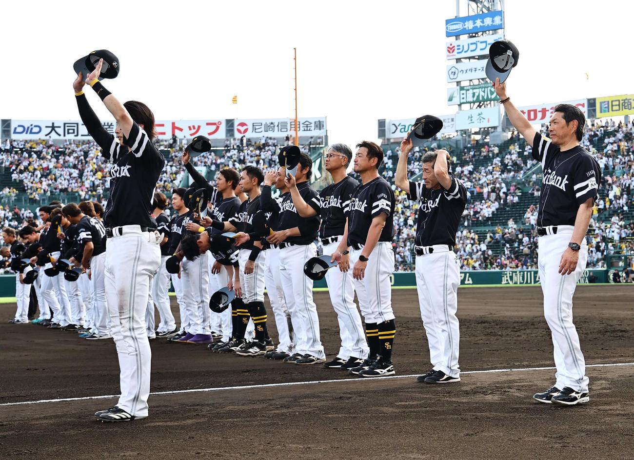 交流戦優勝を決めた小久保監督とナインはファンにあいさつをする（撮影・上田博志）