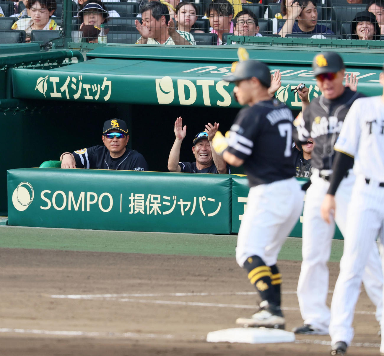 阪神対ソフトバンク　8回表ソフトバンク2死二塁、小久保監督は左越え適時三塁打を放った中村をベンチから見る（撮影・加藤哉）