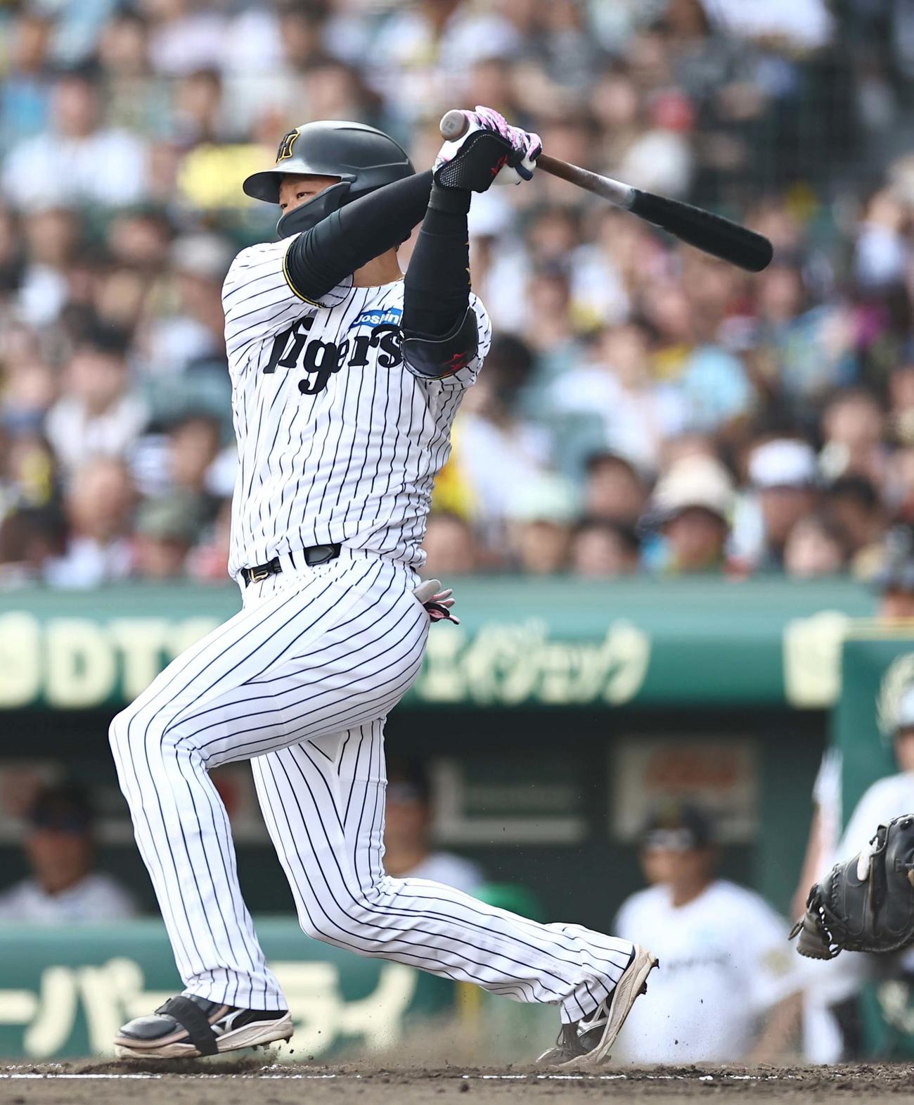 阪神対ソフトバンク　7回裏阪神無死、大山は左前打を放つ（撮影・上田博志）