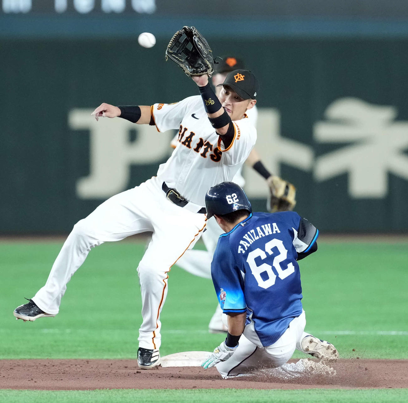 巨人対西武　6回表西武2死一塁、二盗を決める滝沢（撮影・たえ見朱実）