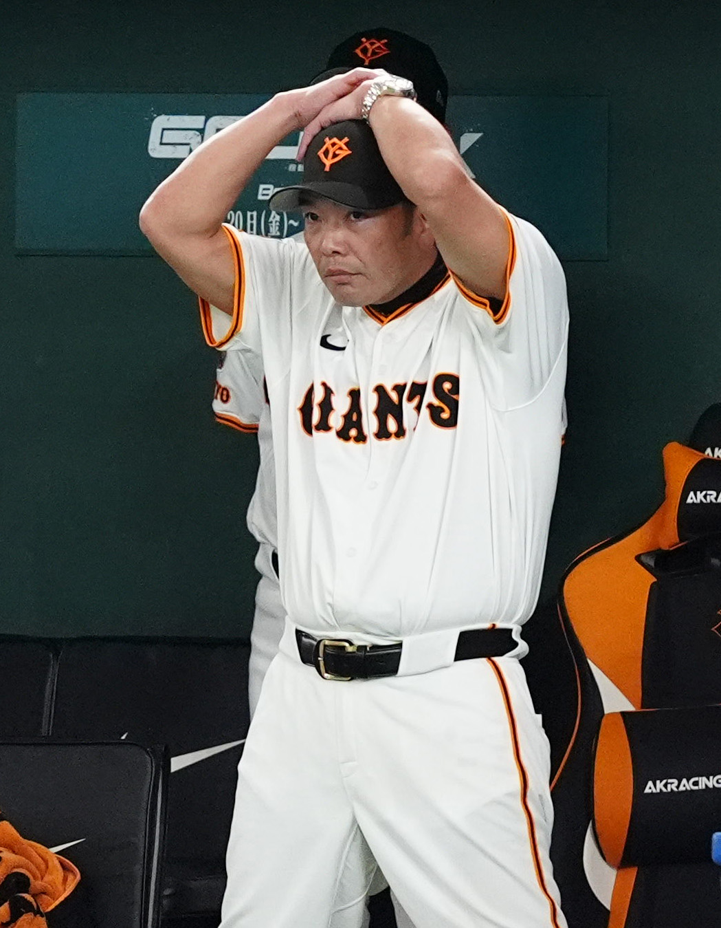 巨人対西武　3回裏巨人無死、坂本のベン上空に飛んできた邪飛に頭を守る阿助監督（撮影・清水貴仁）