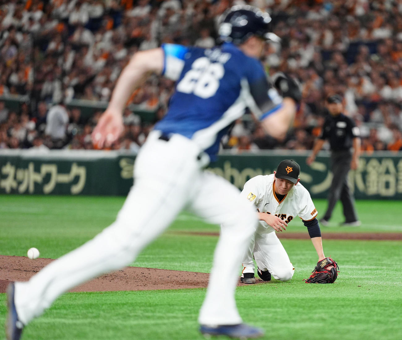 巨人対西武　3回表西武1死二、三塁、源田の投手返しが直撃し顔をゆがめる戸郷（撮影・清水貴仁）