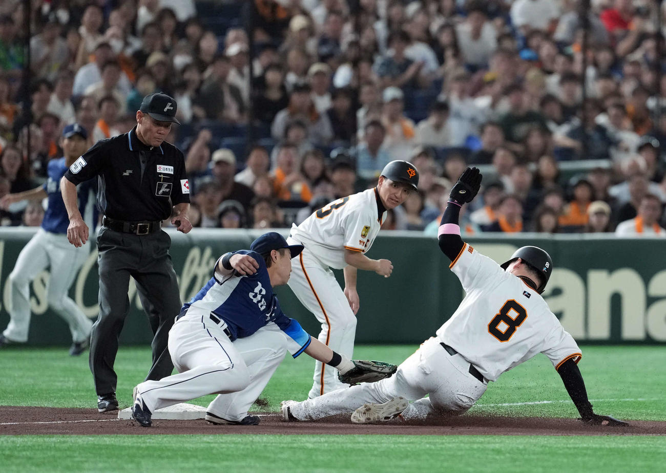 巨人対西武　1回裏巨人無死一、二塁、泉口友汰の右飛で三塁を突くもアウトになる二走丸（撮影・たえ見朱実）