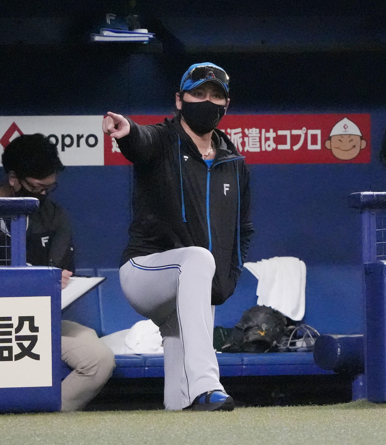 中日対日本ハム　6回表日本ハム2死二塁、代打を告げる新庄監督（撮影・森本幸一）
