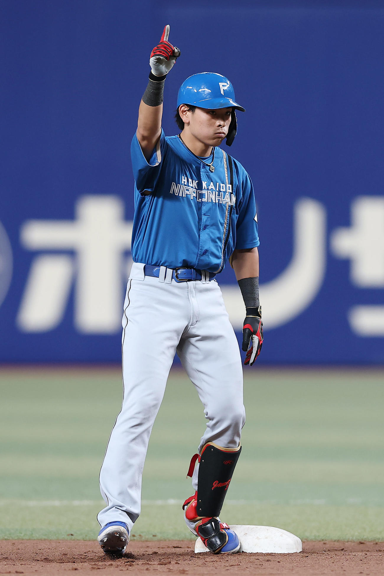 中日対日本ハム　6回表日本ハム1死三塁、左中間へ適時二塁打を放った野村（撮影・前田充）