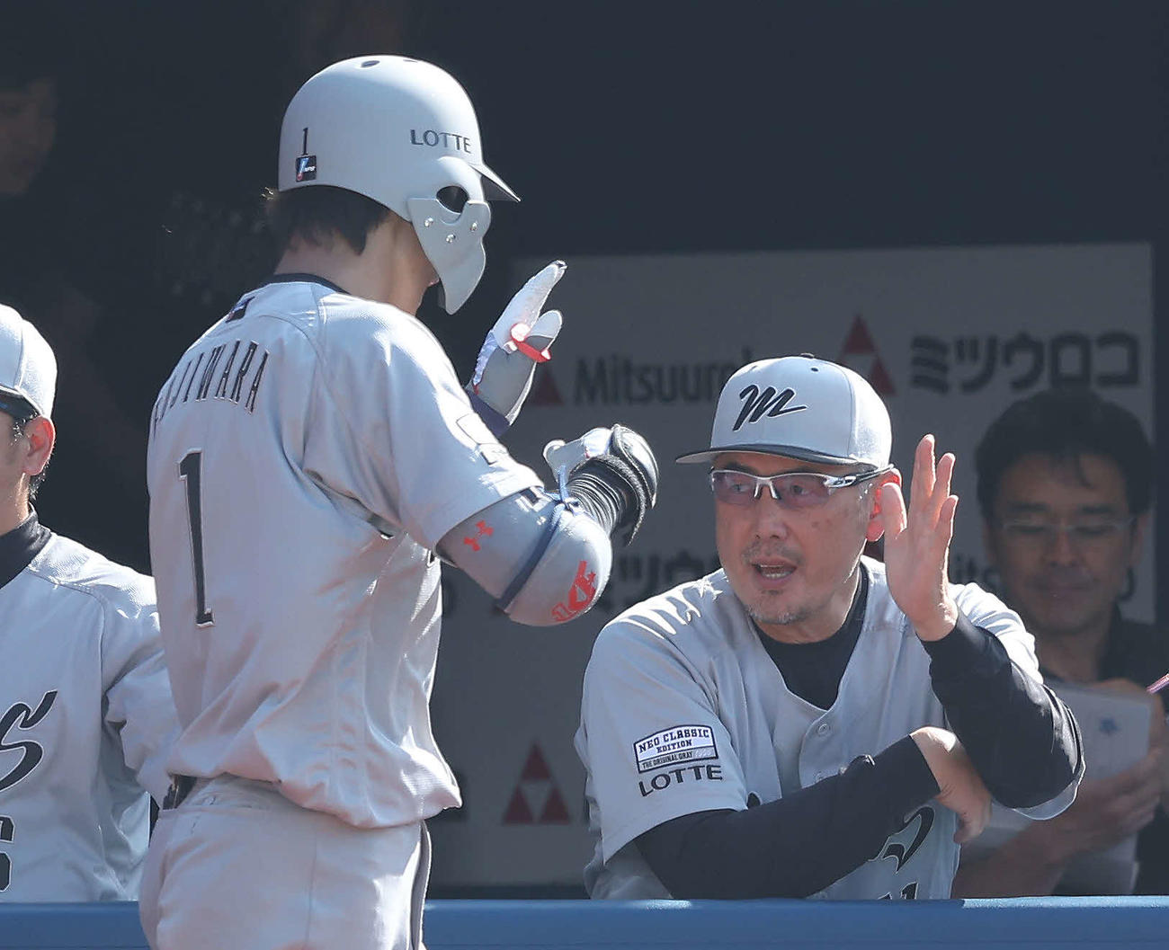 DeNA対ロッテ　5回表ロッテ無死、右越えソロ本塁打で生還する藤原（左）を迎える吉井監督（撮影・河田真司）