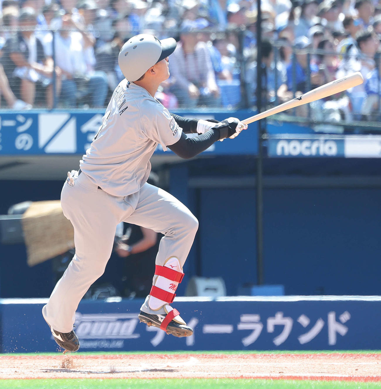 DeNA対ロッテ　1回表ロッテ1死、フェンス直撃の三塁打を放つ西川（撮影・河田真司）