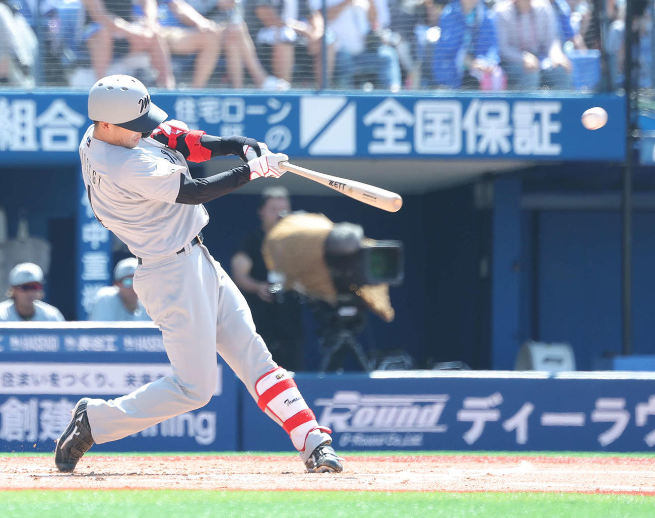 DeNA対ロッテ　1回表ロッテ2死三塁、左翼線に適時二塁打を放つ友杉（撮影・河田真司）