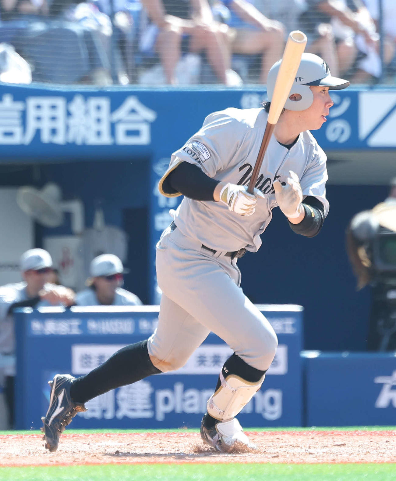 DeNA対ロッテ　2回表ロッテ無死一塁、中前打を放つ寺地（撮影・河田真司）
