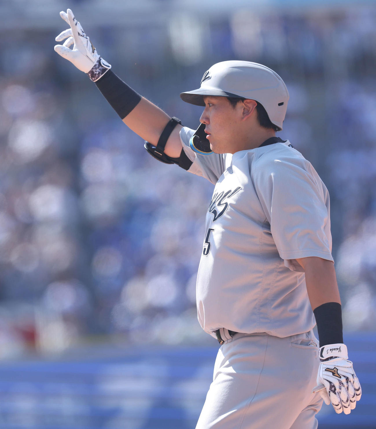 DeNA対ロッテ　2回表ロッテ無死一、二塁、右前適時打を放ち出塁する安田（撮影・河田真司）