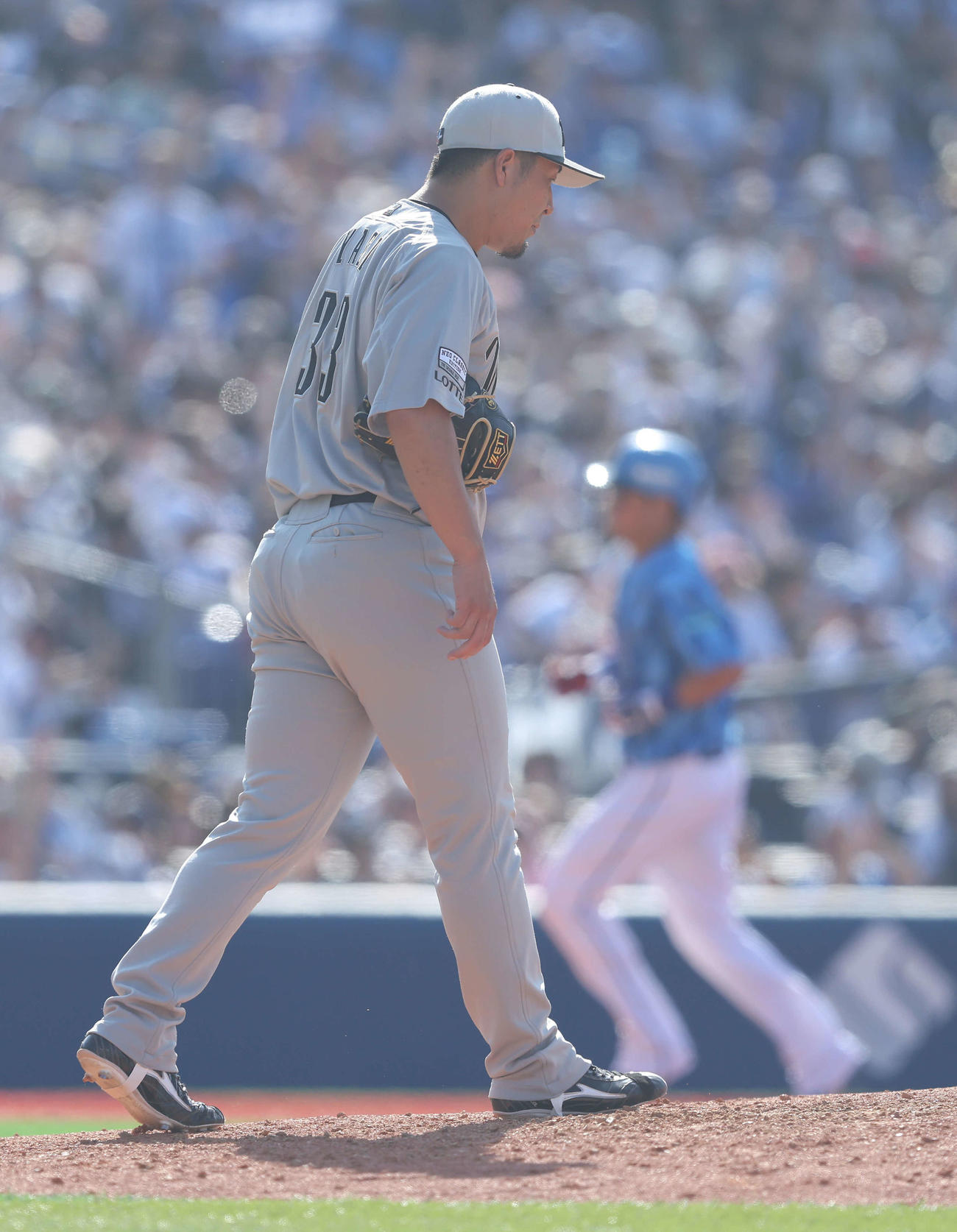 DeNA対ロッテ　5回裏DeNA無死一塁、筒香嘉智に右中間2点本塁打を浴びる八木（撮影・河田真司）