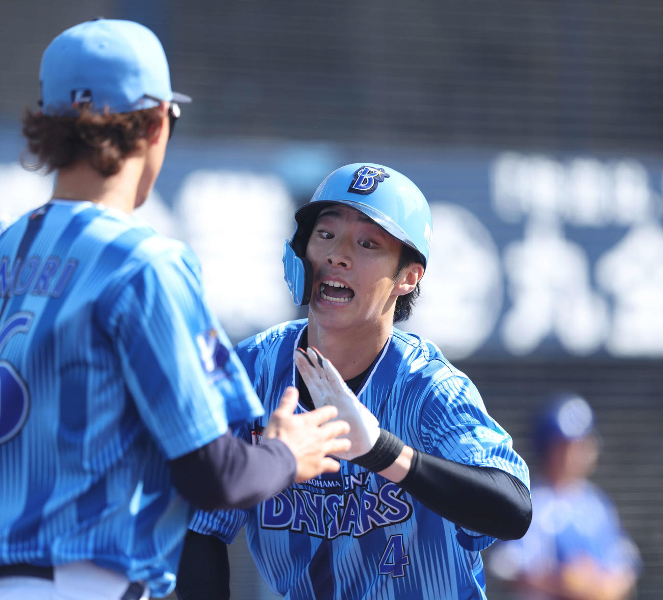 DeNA対ロッテ　4回裏DeNA1死二、三塁、左中間に適時二塁打を放った後、友杉の送球ミスにより生還する度会（撮影・河田真司）