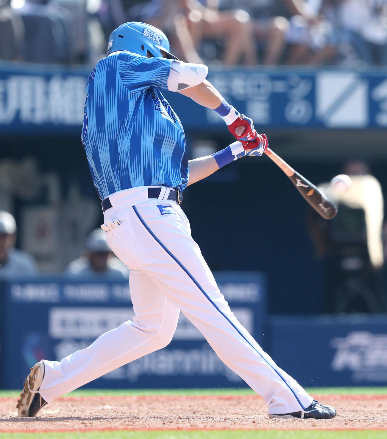 DeNA対ロッテ　5回裏DeNA無死一塁、右中間2点本塁打を放つ筒香（撮影・河田真司）