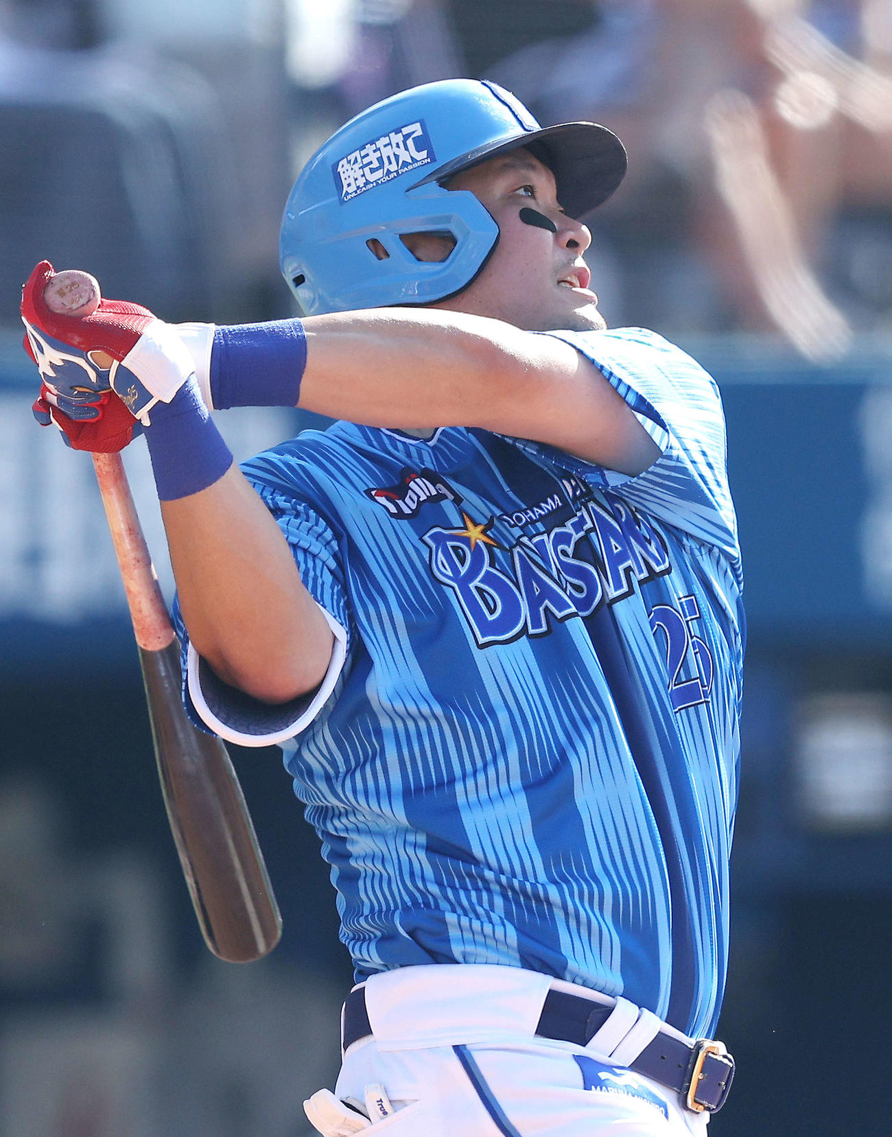 DeNA対ロッテ　5回裏DeNA無死一塁、右中間2点本塁打を放つ筒香（撮影・河田真司）