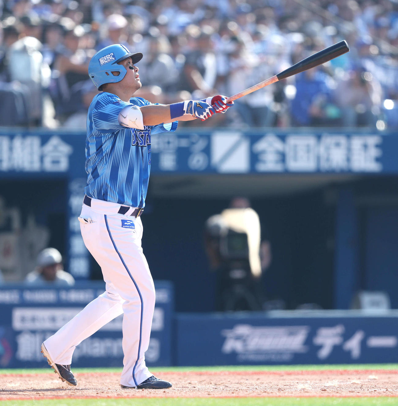 DeNA対ロッテ　5回裏DeNA無死一塁、右中間2点本塁打を放つ筒香（撮影・河田真司）