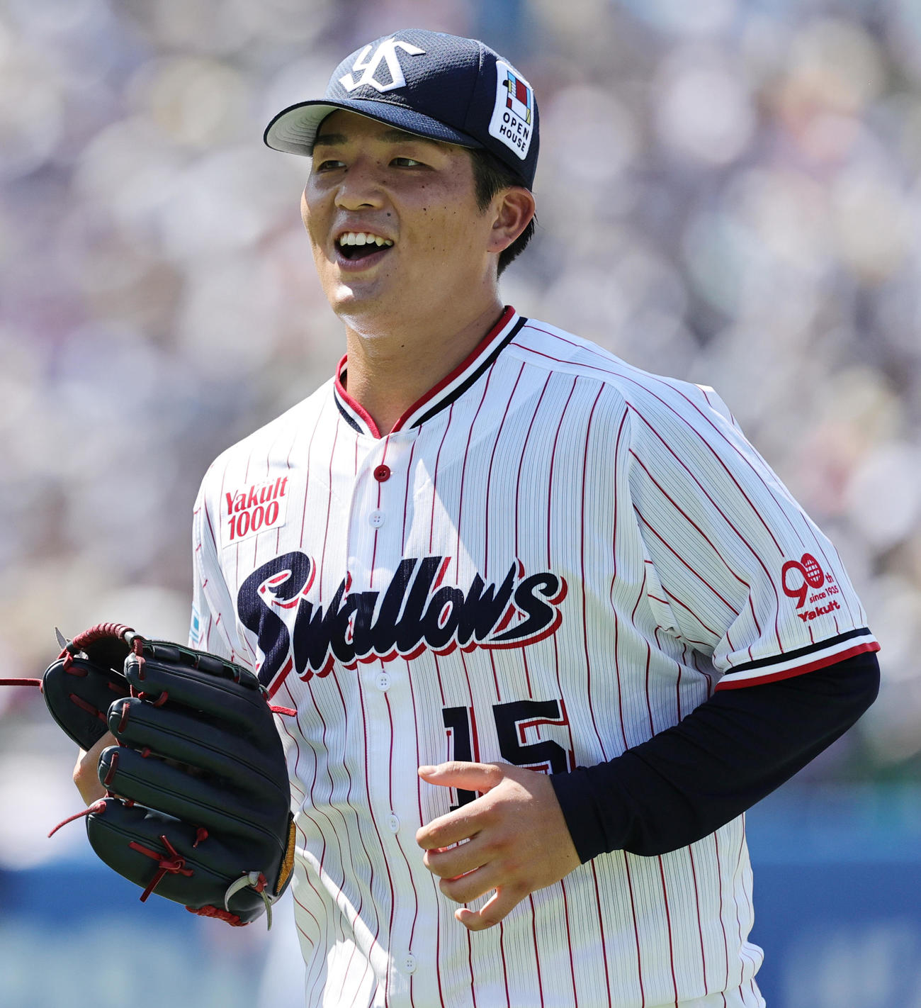 ヤクルト対オリックス　3回表オリックス2死三塁、杉本を見逃し三振に仕留め笑顔でベンチに戻る中村優（撮影・野上伸悟）
