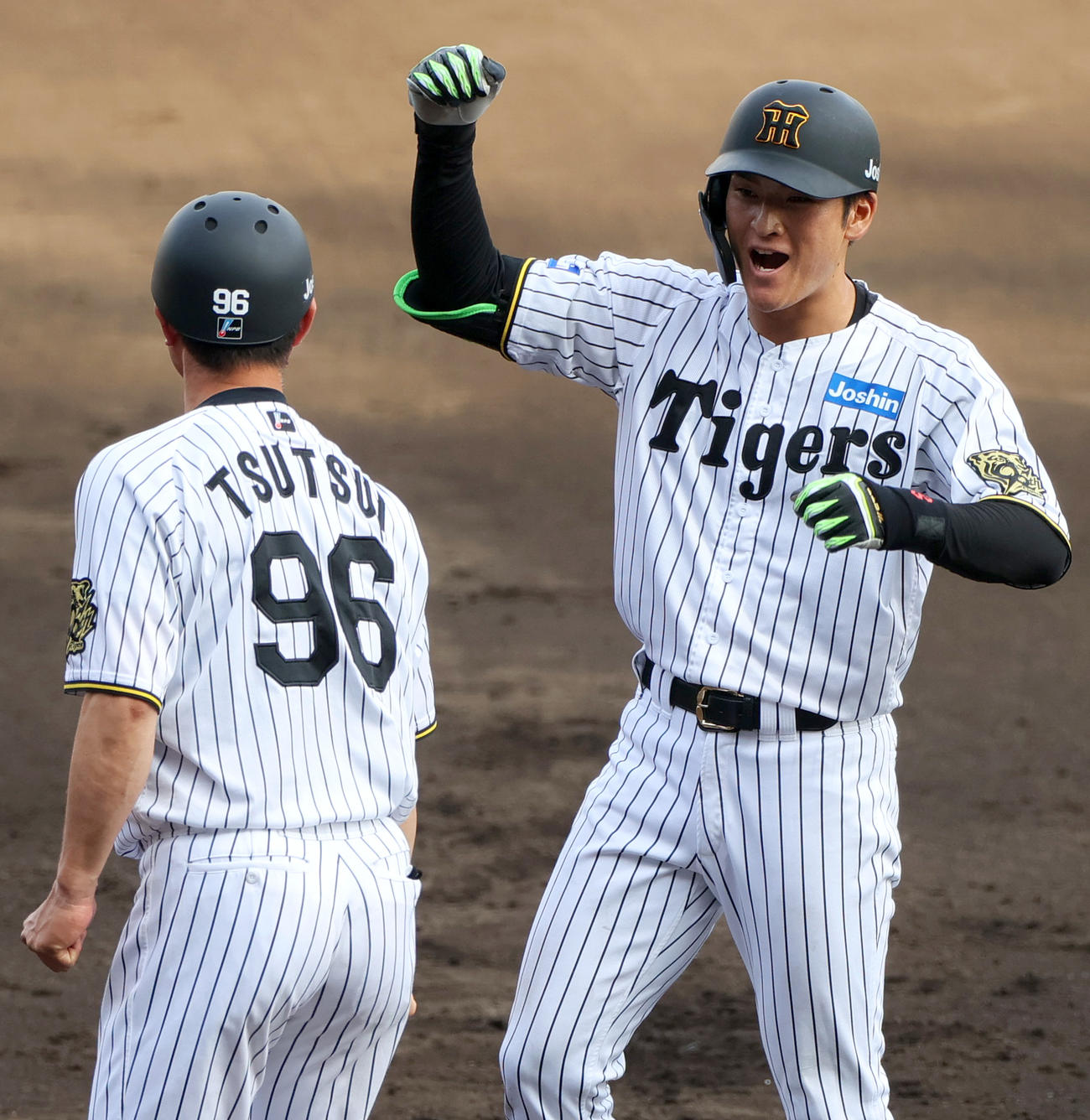 阪神対ソフトバンク　7回裏阪神無死一塁、高寺（右）右前打を放ちベンチに向かってポーズする（撮影・上山淳一）