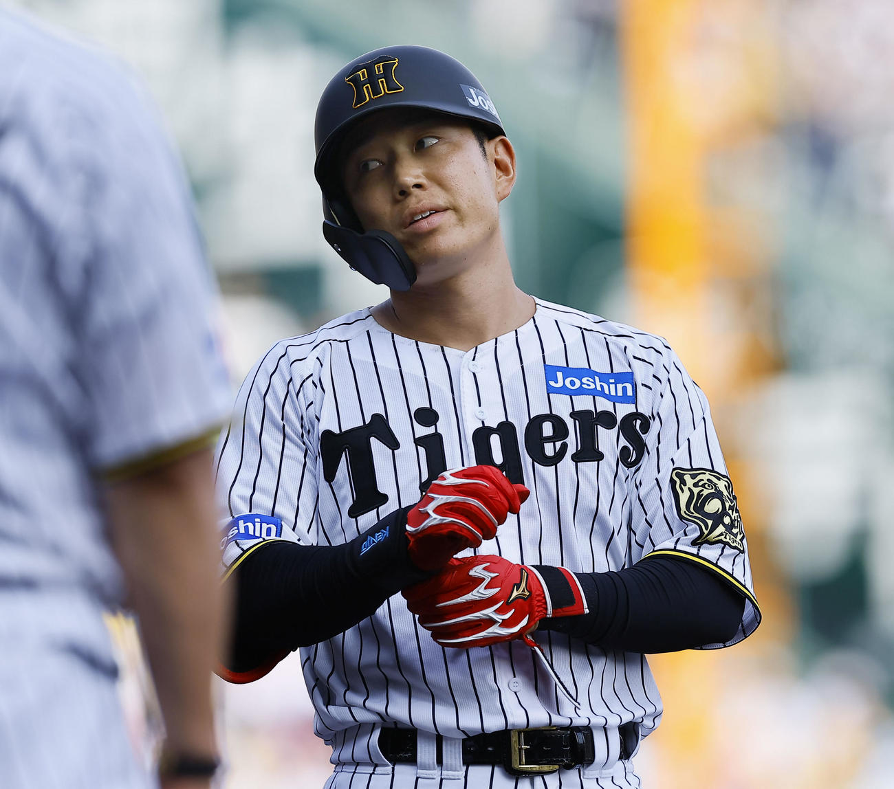 阪神対ソフトバンク　7回裏阪神2死二、三塁、中飛に倒れた代打糸原（撮影・藤尾明華）