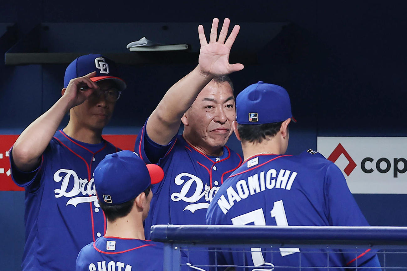 中日対日本ハム　試合に勝利し、日本ハムのベンチに向かって手を上げる中日井上監督（中央）（撮影・前田充）