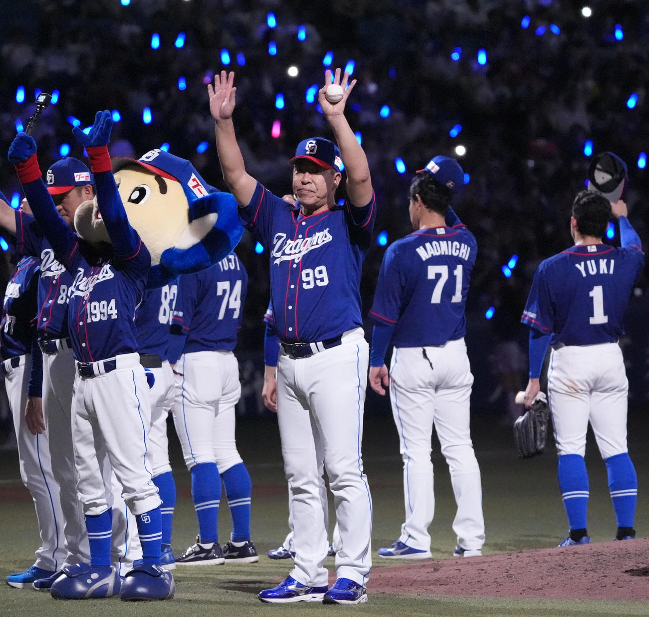 中日対日本ハム　試合終了、井上監督（中央）は手を振りスタンドの観客にあいさつをする（撮影・森本幸一）