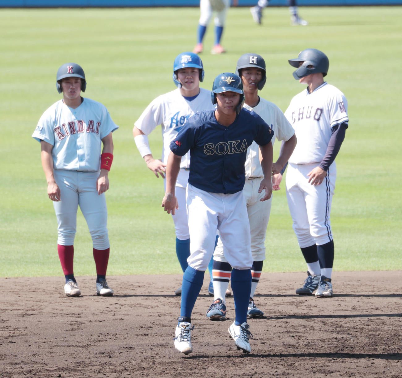 侍ジャパン大学代表選考合宿で創価大・立石（中央）ら走塁練習する（撮影・柴田隆二）
