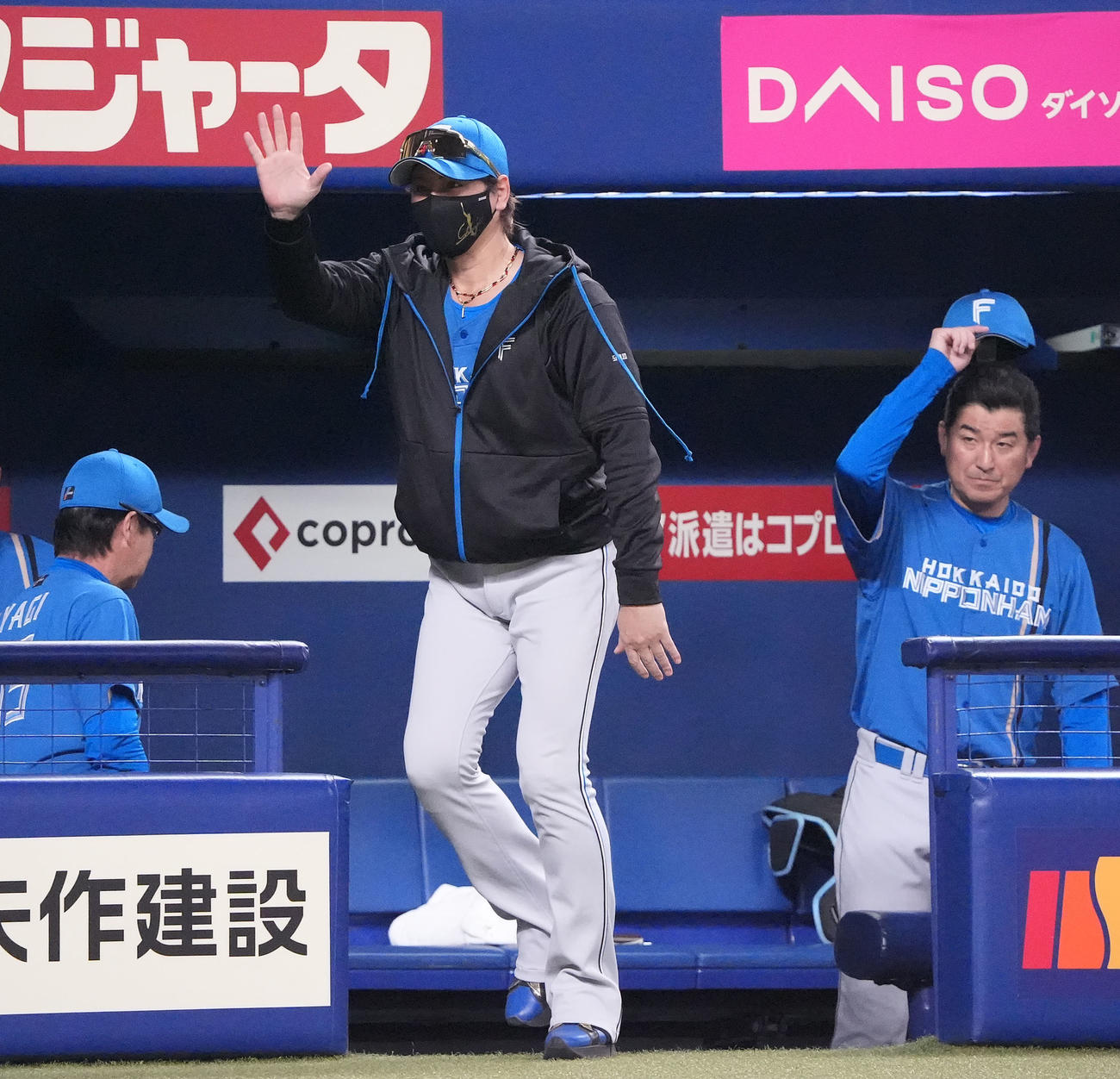 中日対日本ハム　試合終了、新庄監督（中央）は中日ベンチに向かってあいさつをする（撮影・森本幸一）