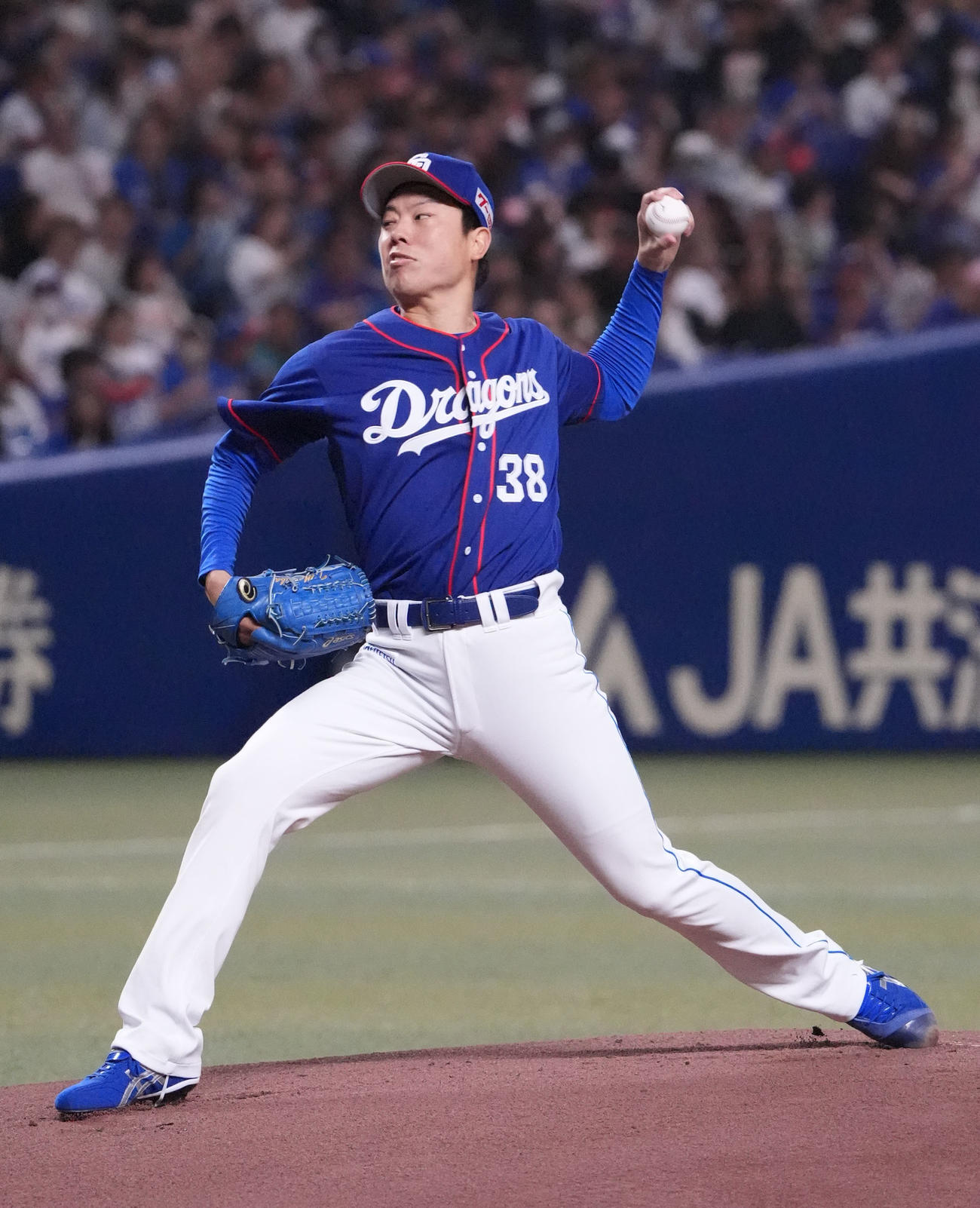 中日対日本ハム　1回表、登板する中日先発の松葉（撮影・森本幸一）