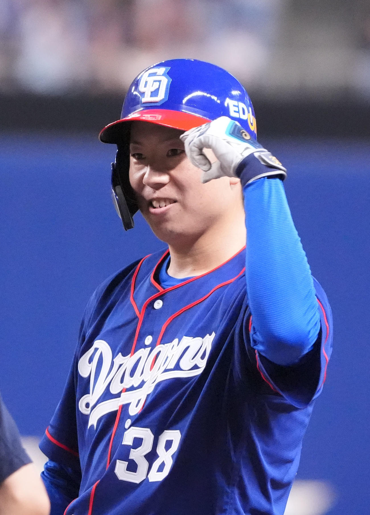 中日対日本ハム　5回裏中日無死、中前打を放ちベンチへ向かってポーズを決める松葉（撮影・森本幸一）