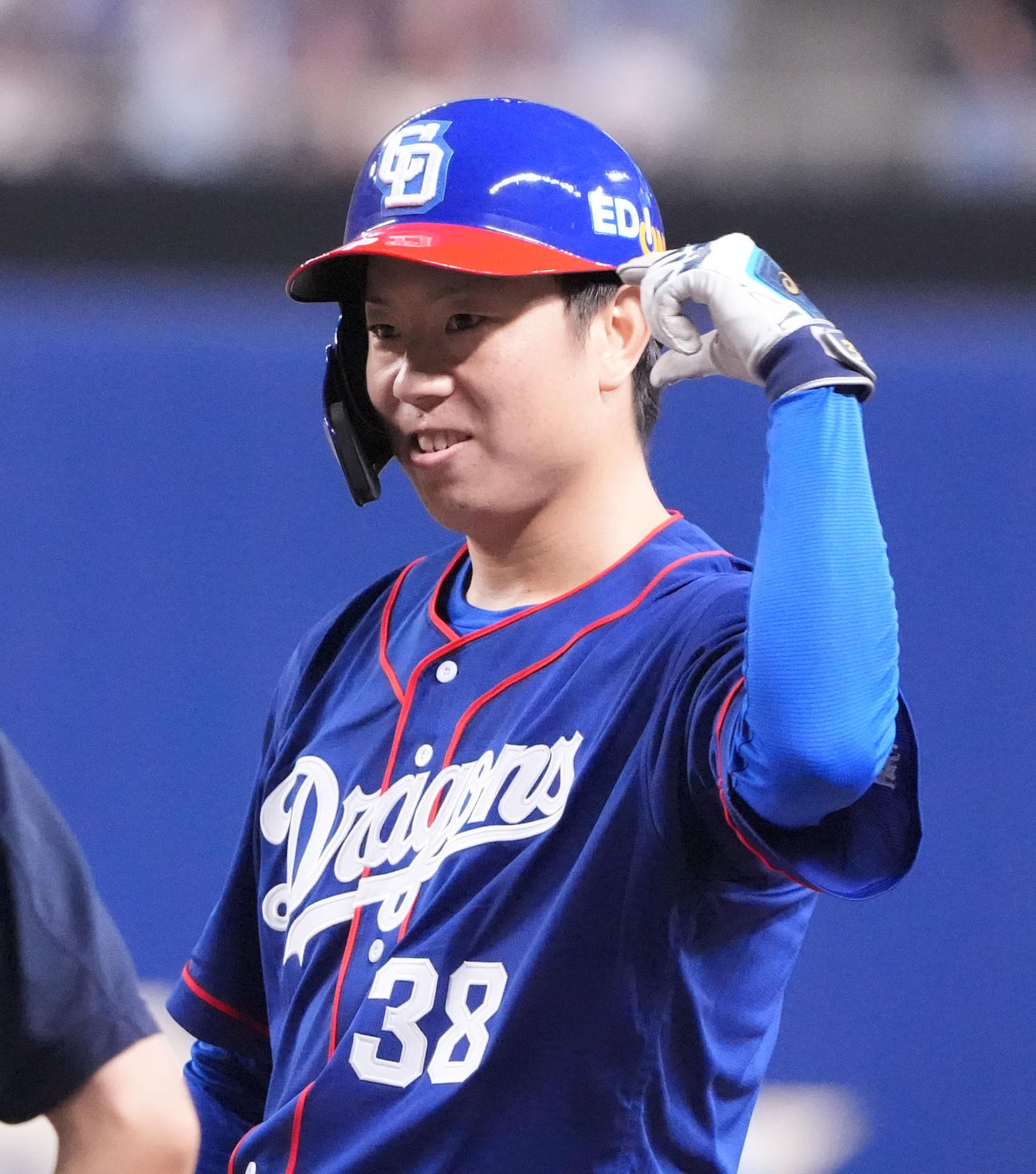 中日対日本ハム　5回裏中日無死、中前打を放ちベンチへ向かってポーズを決める松葉（撮影・森本幸一）
