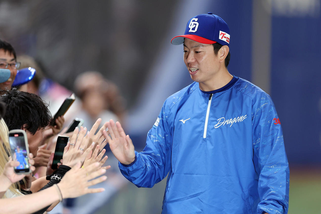 中日対日本ハム　日本ハムに勝利し、ファンとタッチを交わす中日松葉（撮影・前田充）