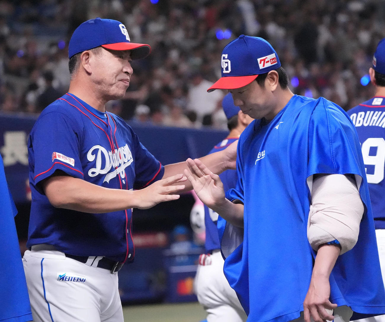 中日対日本ハム　試合終了、井上監督（左）は松葉とタッチを交わす（撮影・森本幸一）