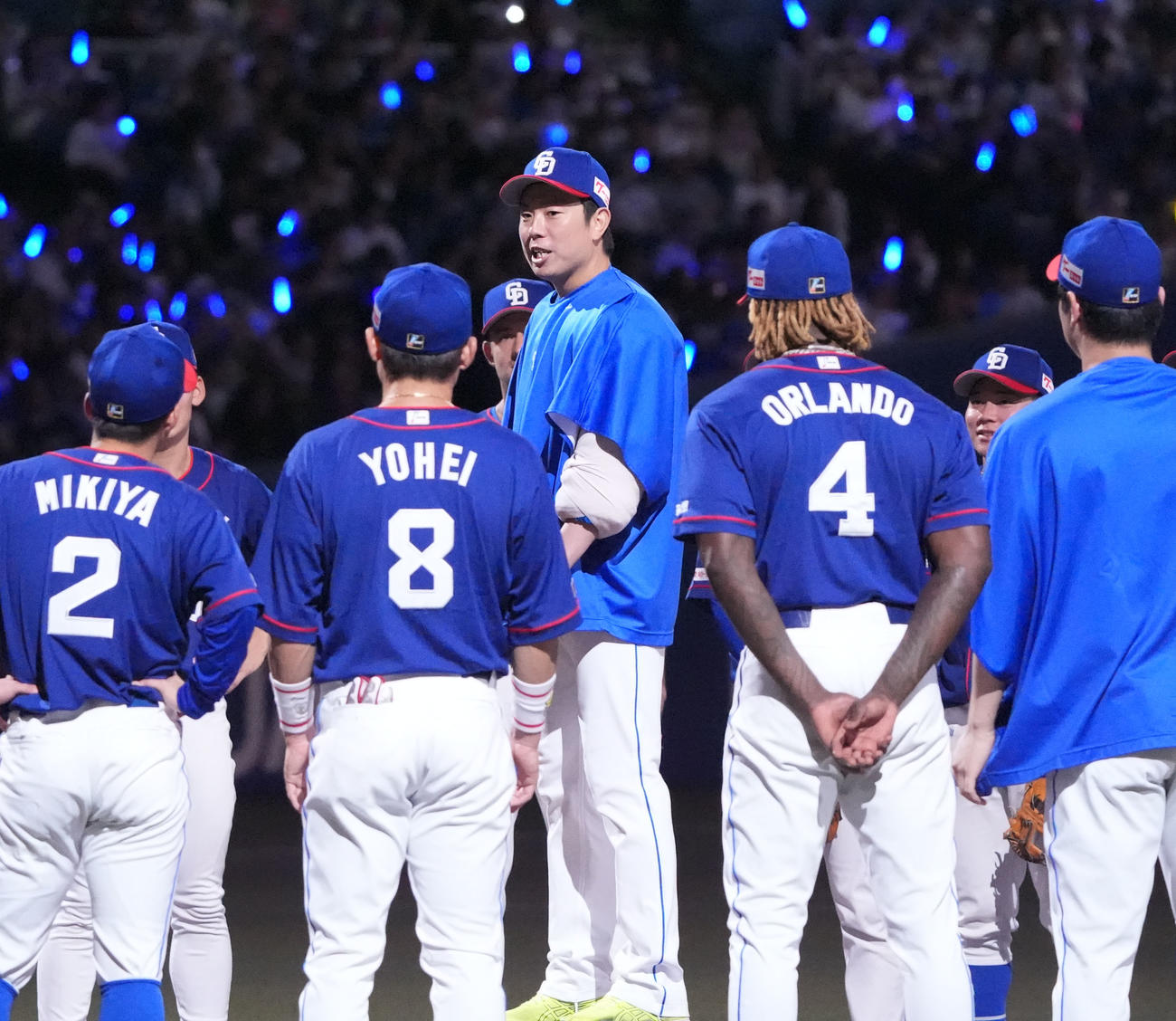 中日対日本ハム　試合終了、円陣中央でナインに言葉をかける松葉（撮影・森本幸一）