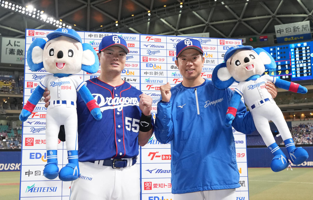 中日対日本ハム　ヒーローインタビューを終えポーズを決める左から細川と松葉（撮影・森本幸一）