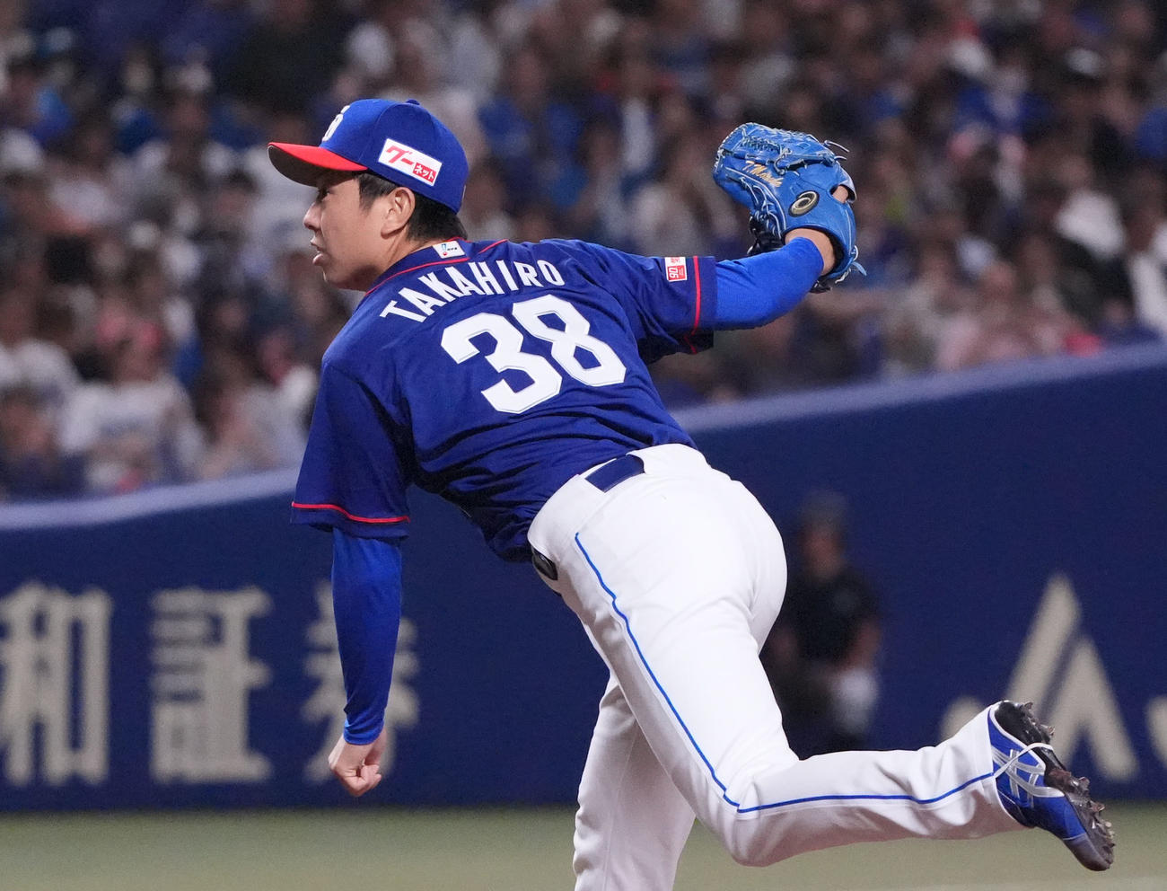 中日対日本ハム　1回表、登板する中日先発の松葉（撮影・森本幸一）