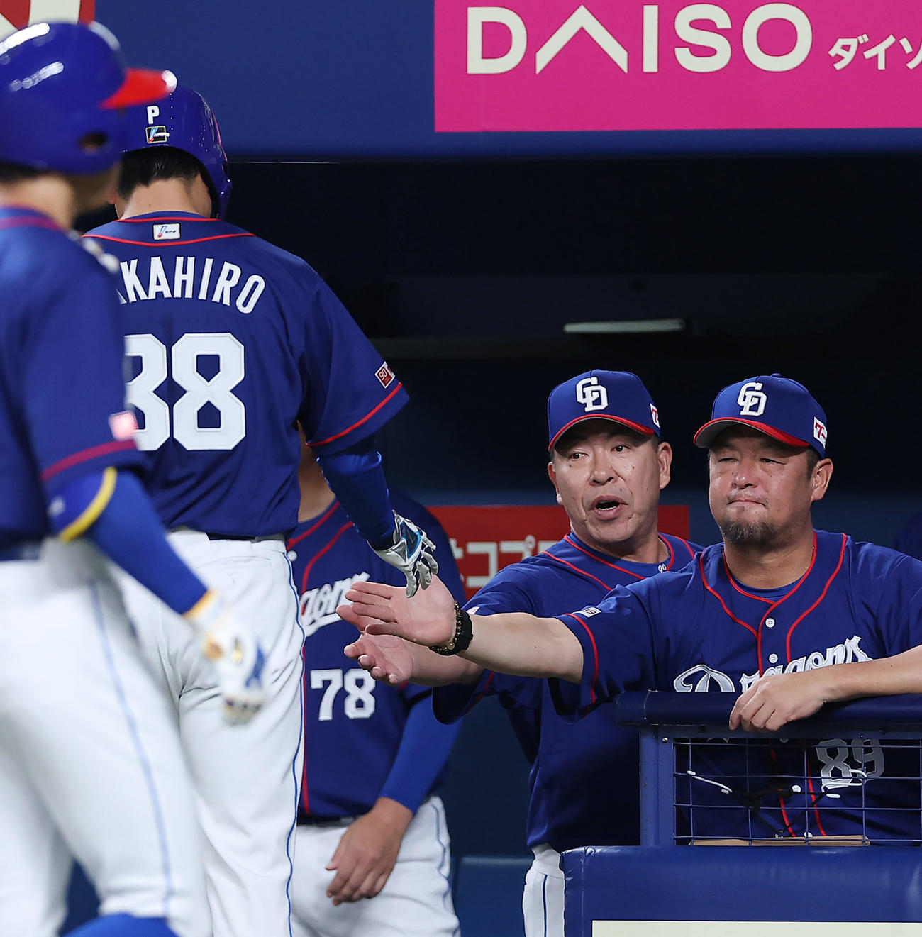 中日対日本ハム　3回裏中日無死一、三塁、村松の犠飛で生還した松葉（左）を迎える井上監督（中央）ら（撮影・前田充）