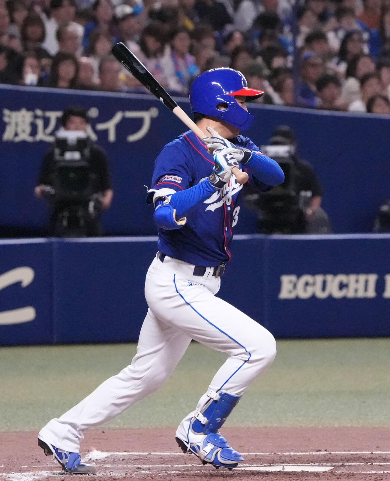中日対日本ハム　3回裏中日無死、中前打を放つ松葉（撮影・森本幸一）