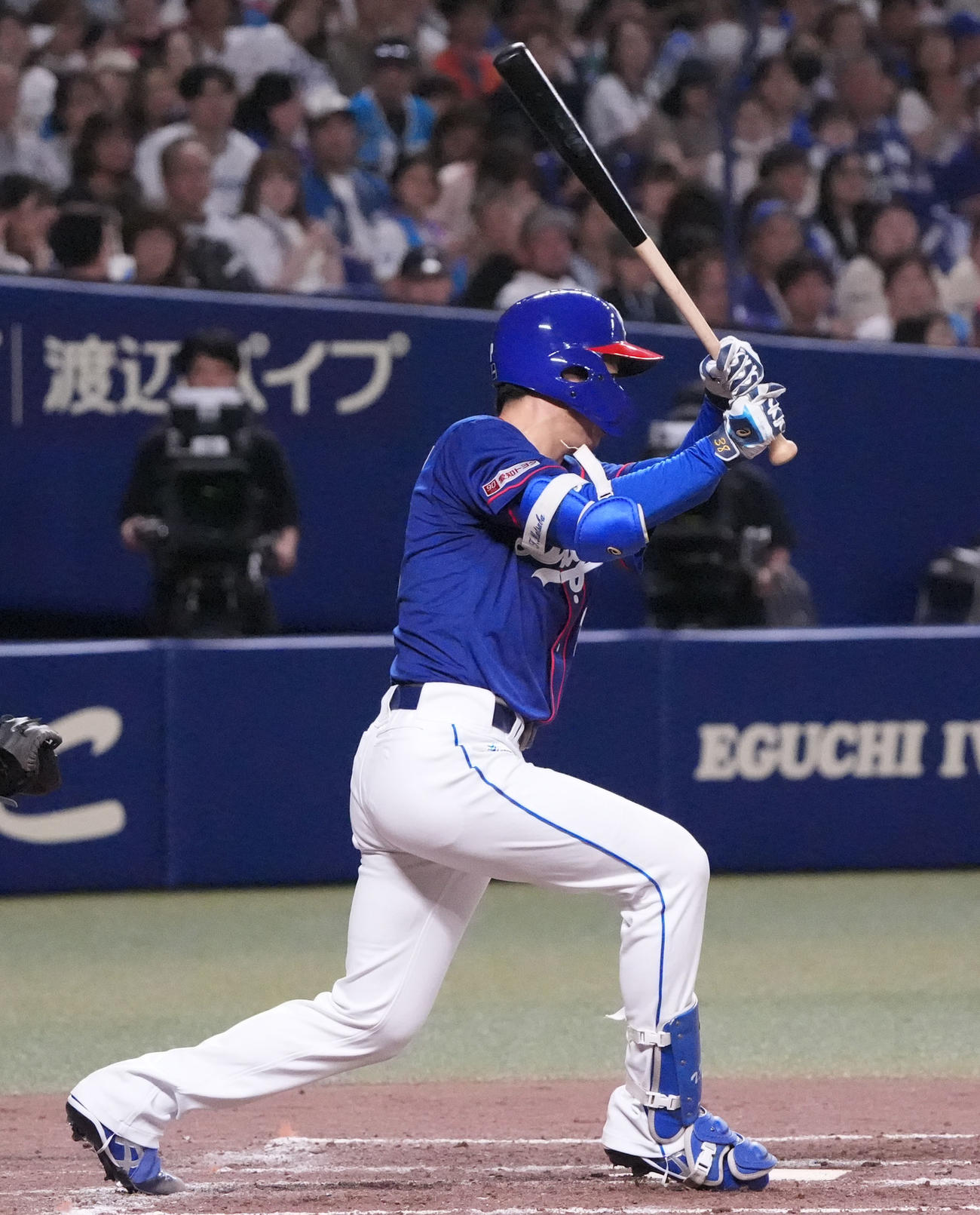 中日対日本ハム　5回裏中日無死、中前打を放つ松葉（撮影・森本幸一）