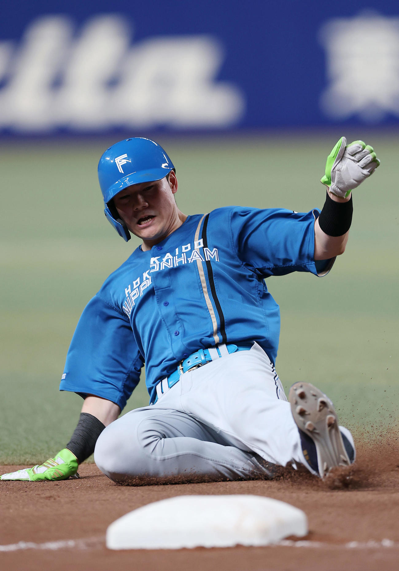 中日対日本ハム　6回表日本ハム無死二塁、レイエスの中飛でタッチアップし、三塁へ滑り込む清宮幸（撮影・前田充）