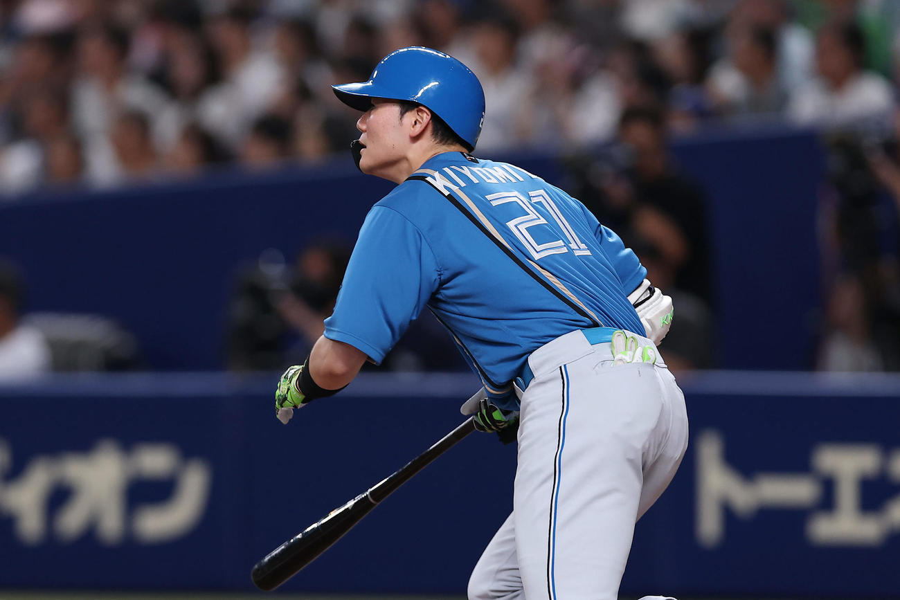 中日対日本ハム　1回表日本ハム1死、右中間へ二塁打を放つ清宮幸（撮影・前田充）