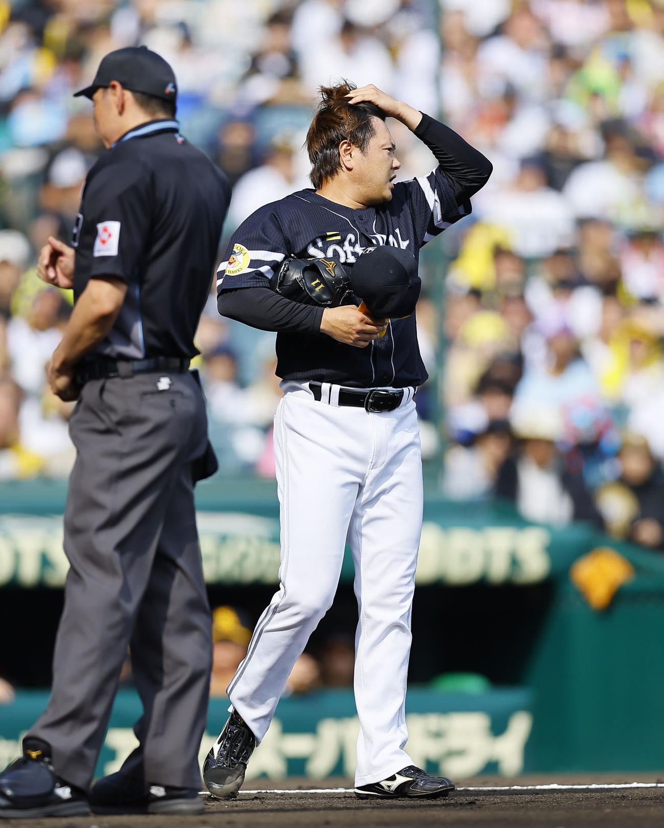 阪神対ソフトバンク　6回裏阪神1死、中野に頭部死球を与えた津森（撮影・藤尾明華）