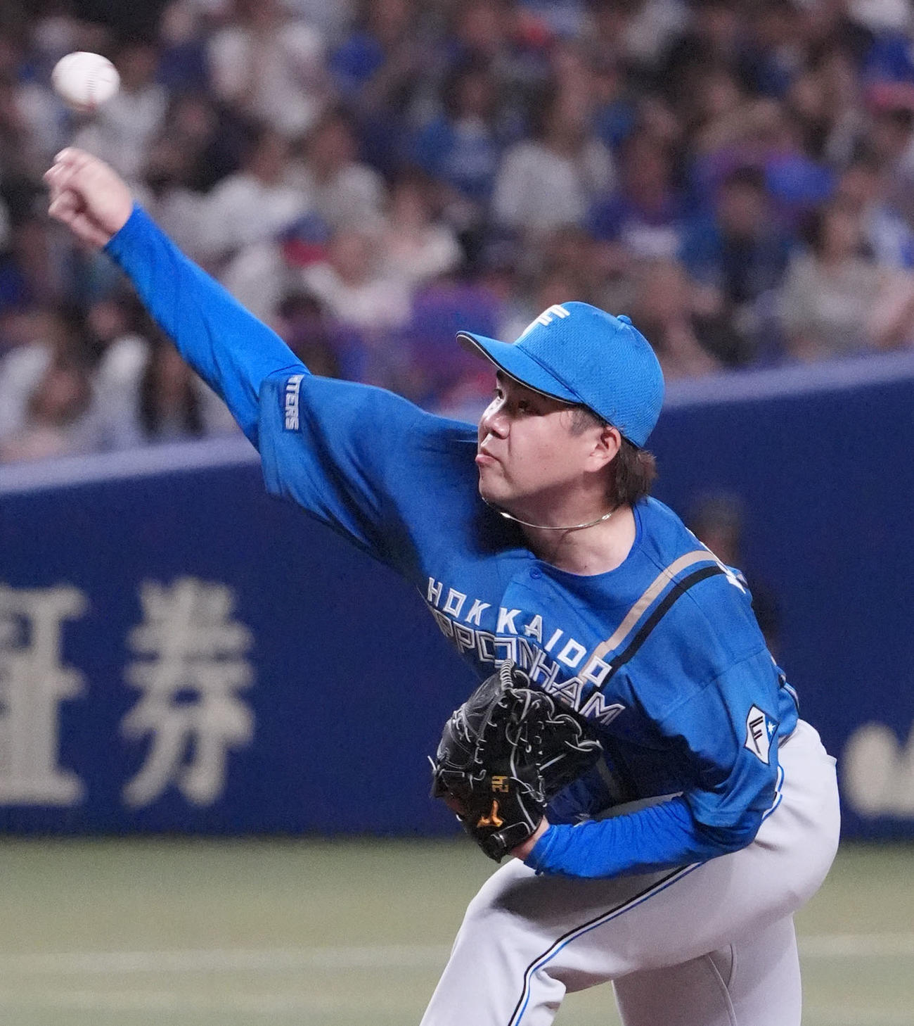 中日対日本ハム　1回裏、登板する日本ハム先発の金村（撮影・森本幸一）
