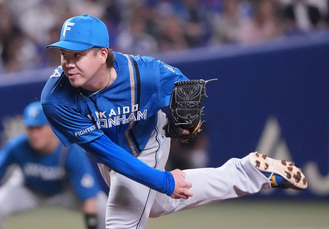 中日対日本ハム　1回裏、登板する日本ハム先発の金村（撮影・森本幸一）