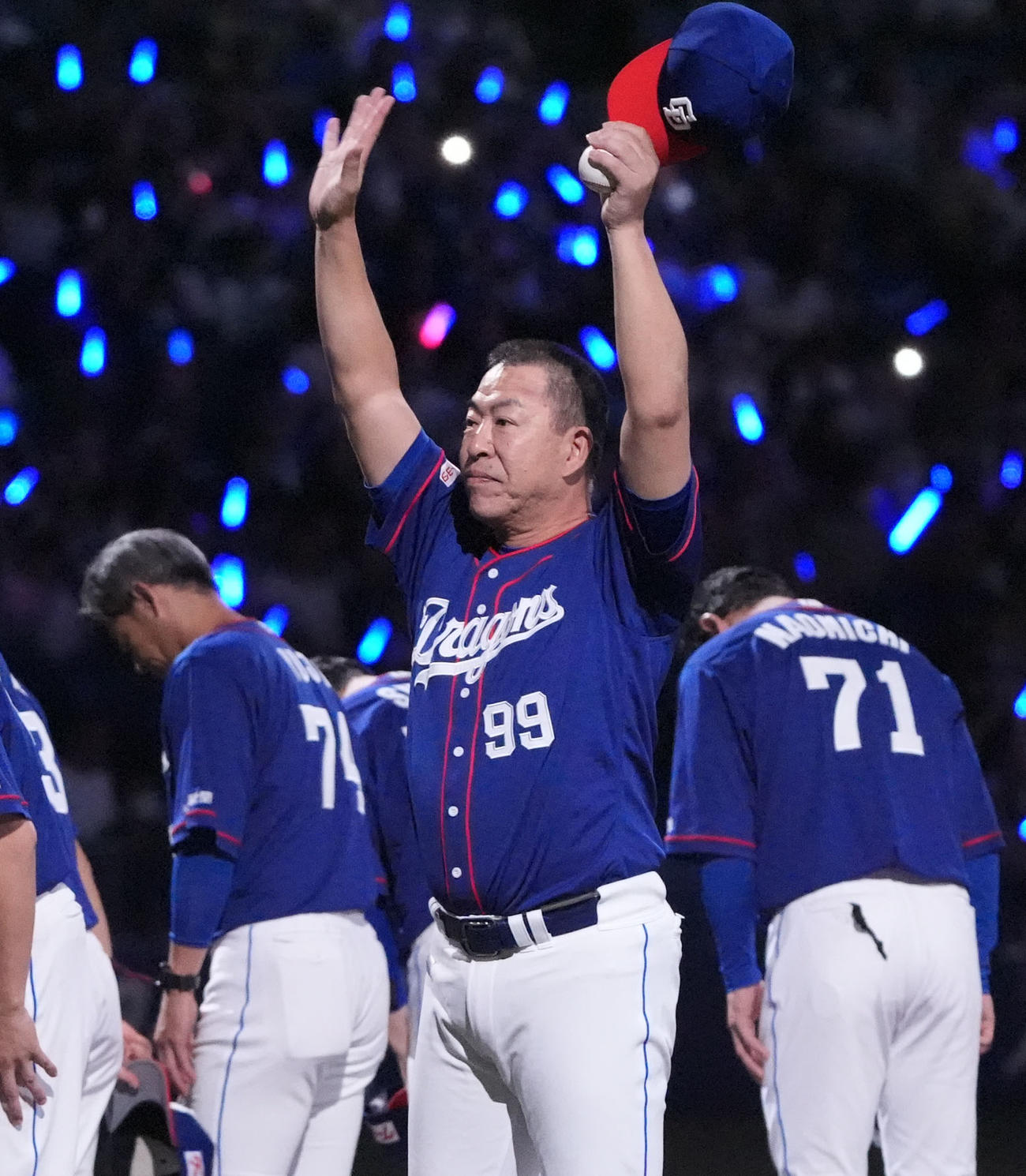 中日対日本ハム　試合終了、井上監督（中央）は手を振りスタンドの観客にあいさつをする（撮影・森本幸一）