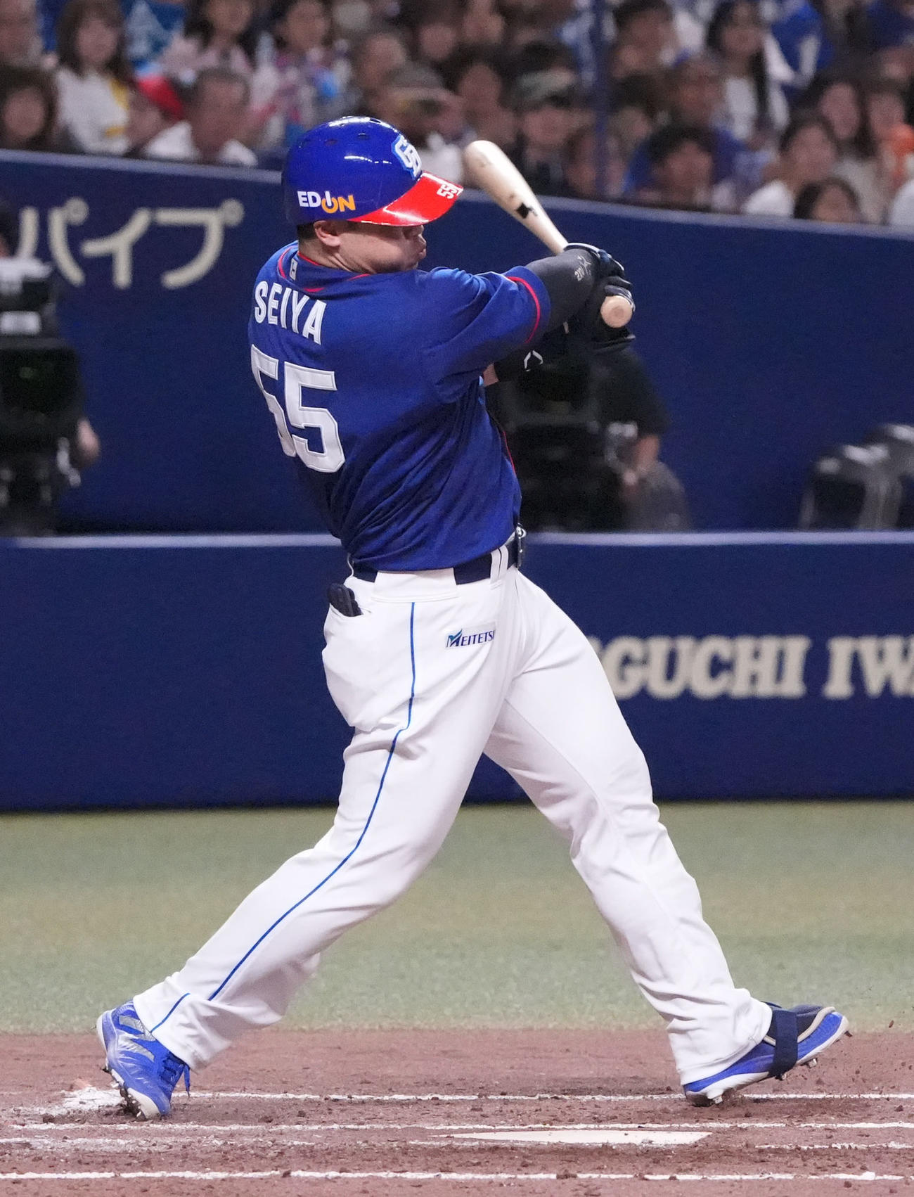 中日対日本ハム　3回裏中日1死三塁、中犠飛を放つ細川（撮影・森本幸一）