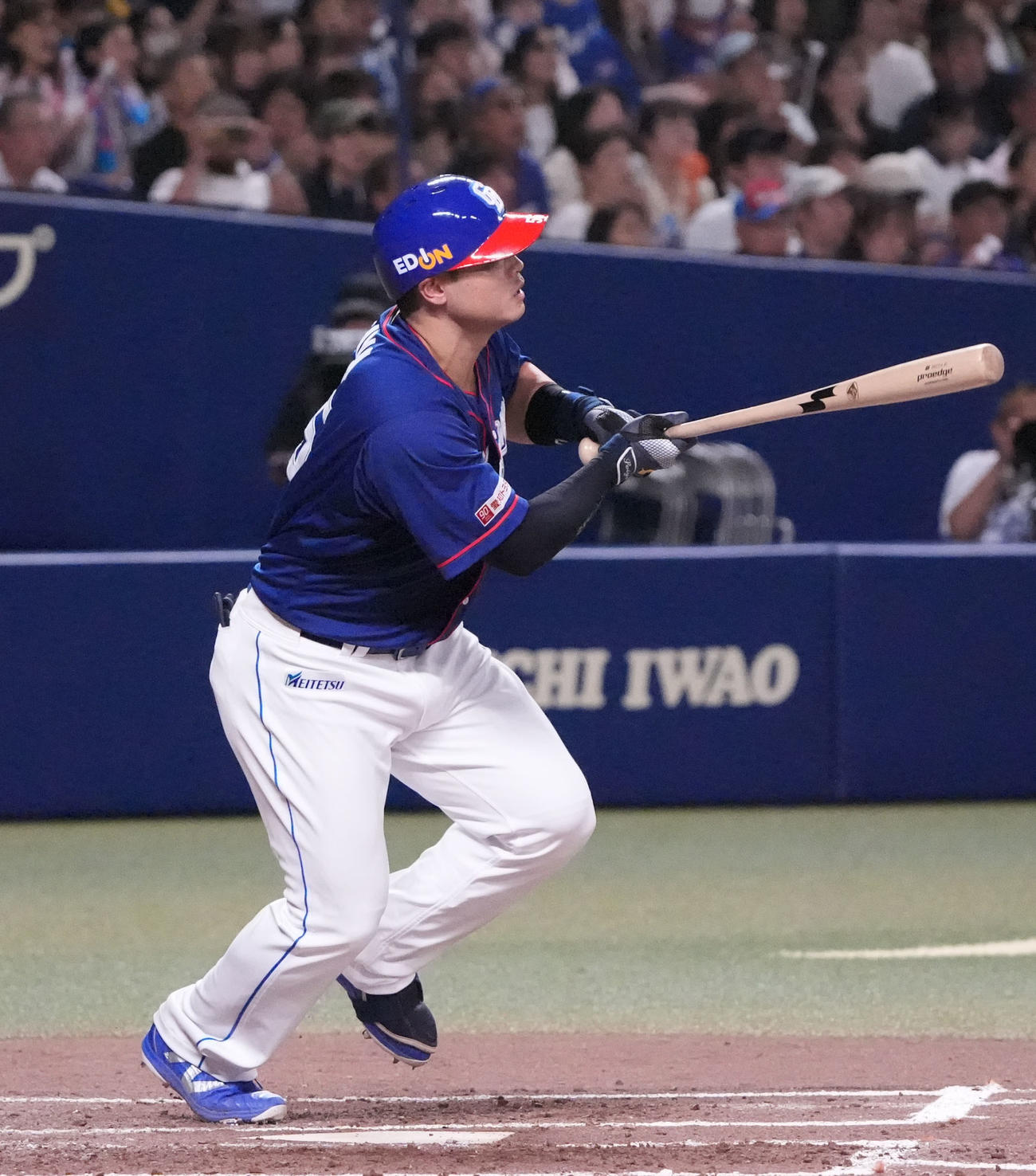 中日対日本ハム　3回裏中日1死三塁、中犠飛を放つ細川（撮影・森本幸一）