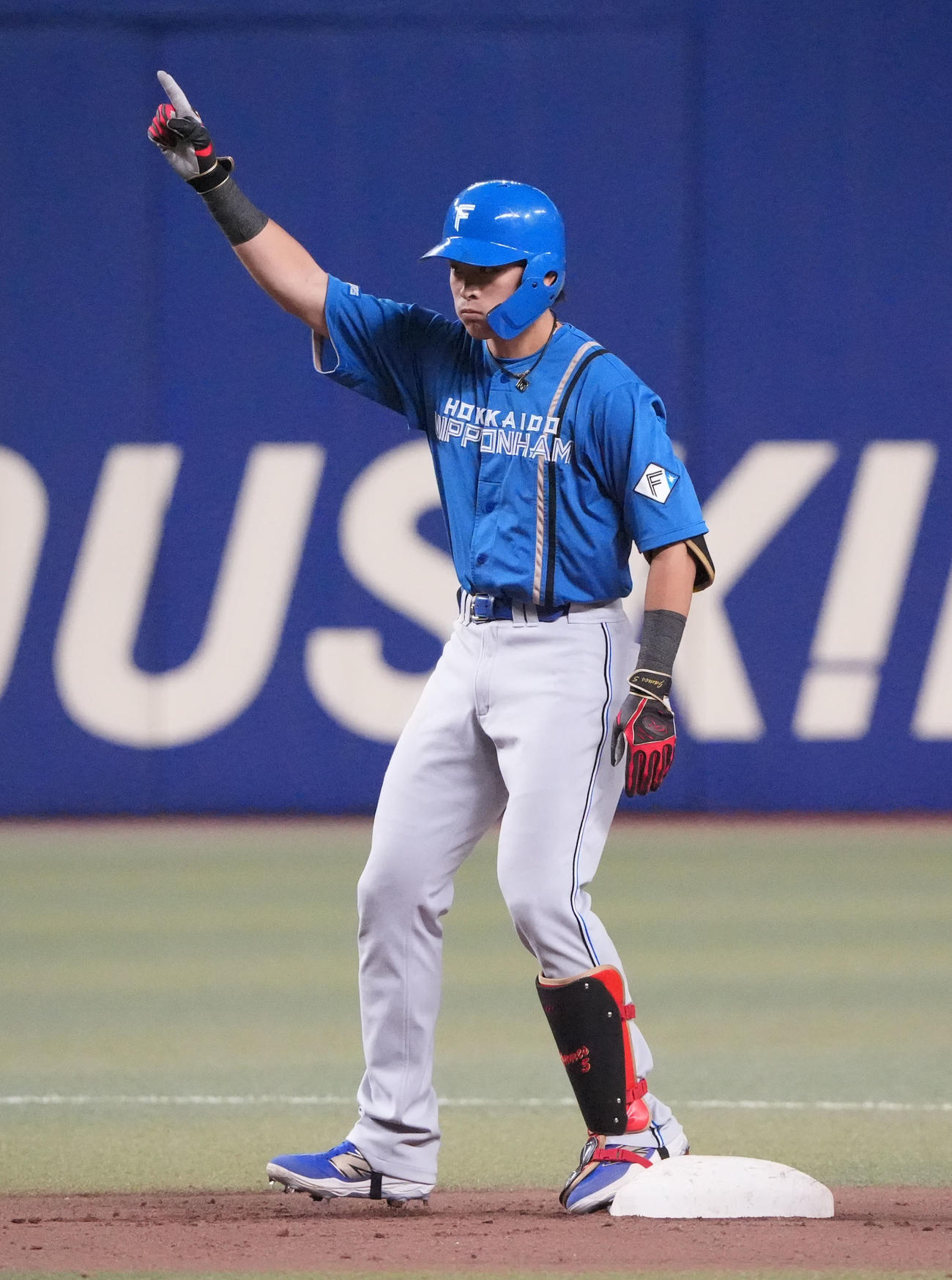 中日対日本ハム　6回表日本ハム1死三塁、左中間適時二塁打を放ちベンチへ向かってアピールする野村（撮影・森本幸一）