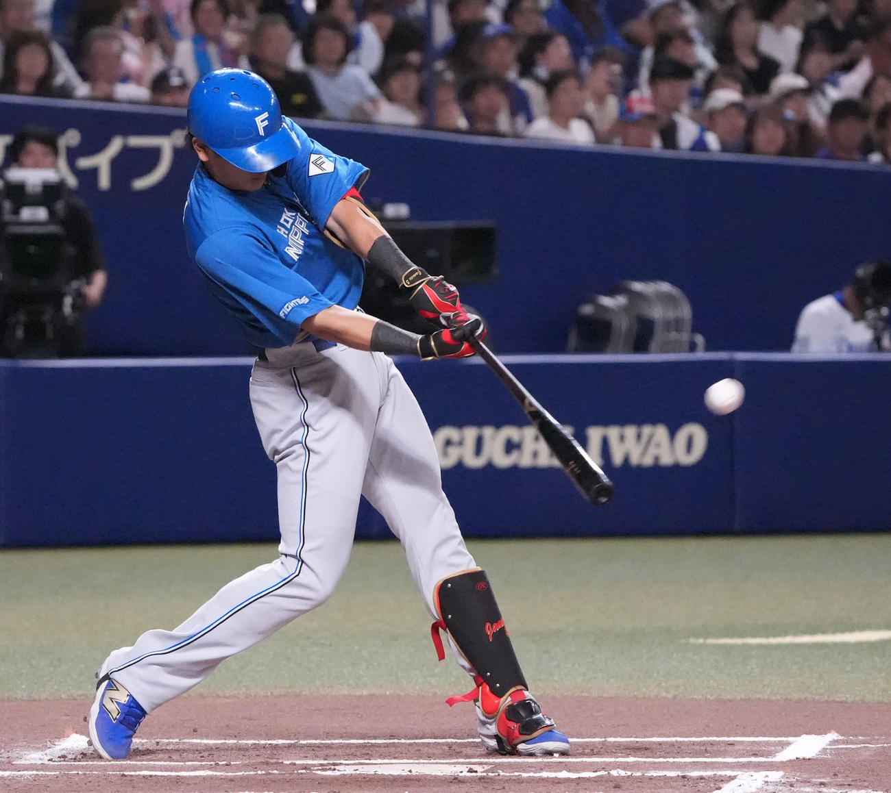 中日対日本ハム　6回表日本ハム1死三塁、左中間適時二塁打を放つ野村（撮影・森本幸一）