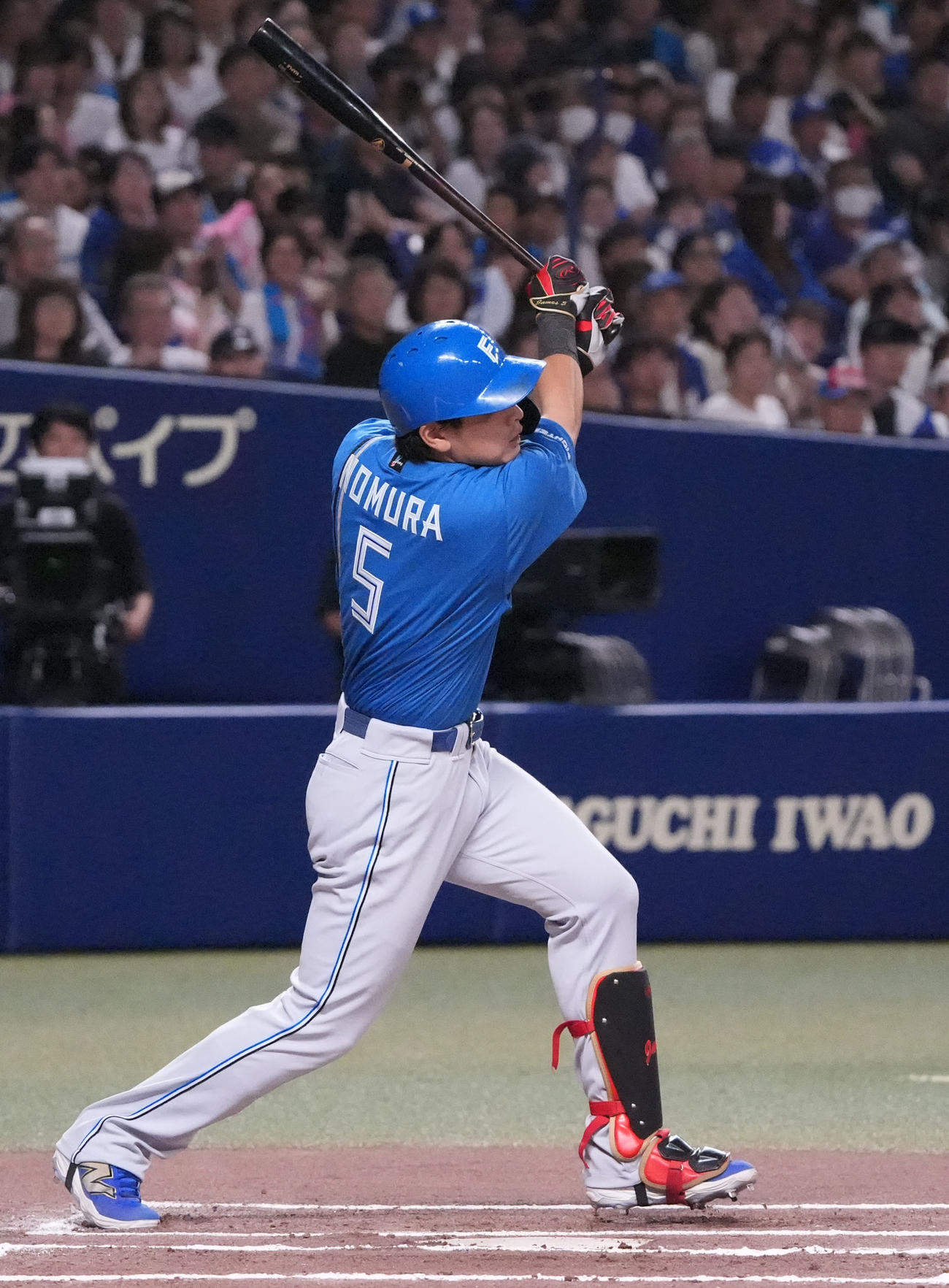 中日対日本ハム　6回表日本ハム1死三塁、左中間適時二塁打を放つ野村（撮影・森本幸一）